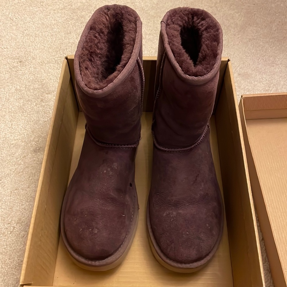 UGG Size 7 Classic Mini Boots